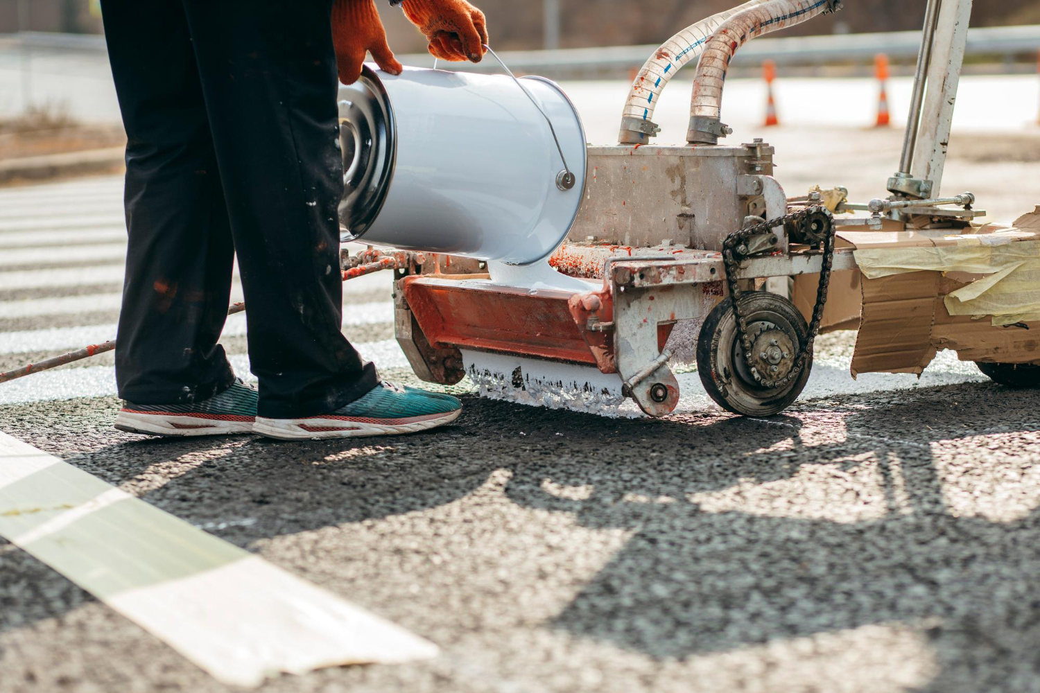 How Pavement Marking Equipment Handles Temperature Swings